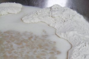 Pizza cu salam uscat, mozzarella si masline