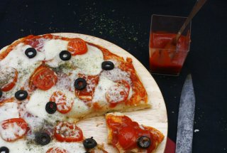 Pizza cu salam uscat, mozzarella si masline