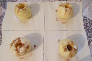 Desert mere in foietaj cu sos de vanilie