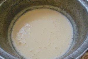 Desert mere in foietaj cu sos de vanilie