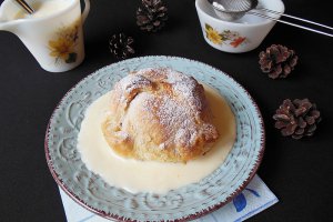 Desert mere in foietaj cu sos de vanilie