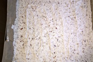 Desert prajitura cu nuca, ciocolata, crema de vanilie si jeleu de capsuni