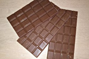 Desert prajitura cu nuca, ciocolata, crema de vanilie si jeleu de capsuni