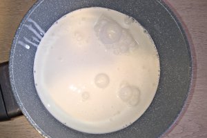Desert prajitura cu nuca, ciocolata, crema de vanilie si jeleu de capsuni