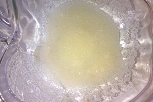 Desert prajitura cu nuca, ciocolata, crema de vanilie si jeleu de capsuni