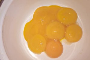 Desert prajitura cu nuca, ciocolata, crema de vanilie si jeleu de capsuni