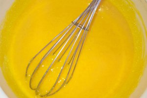 Desert prajitura cu nuca, ciocolata, crema de vanilie si jeleu de capsuni