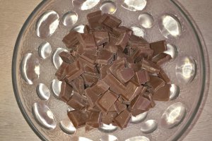 Desert prajitura cu nuca, ciocolata, crema de vanilie si jeleu de capsuni