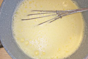 Desert prajitura cu nuca, ciocolata, crema de vanilie si jeleu de capsuni