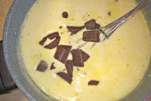 Desert prajitura cu nuca, ciocolata, crema de vanilie si jeleu de capsuni