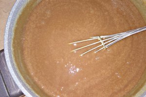 Desert prajitura cu nuca, ciocolata, crema de vanilie si jeleu de capsuni