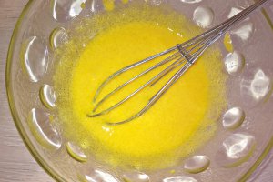 Desert prajitura cu nuca, ciocolata, crema de vanilie si jeleu de capsuni