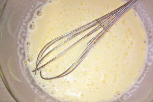 Desert prajitura cu nuca, ciocolata, crema de vanilie si jeleu de capsuni