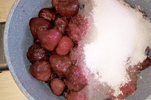 Desert prajitura cu nuca, ciocolata, crema de vanilie si jeleu de capsuni