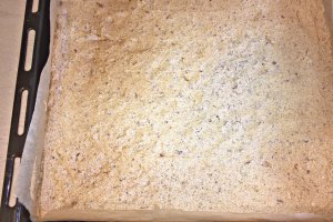 Desert prajitura cu nuca, ciocolata, crema de vanilie si jeleu de capsuni