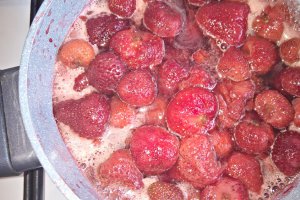 Desert prajitura cu nuca, ciocolata, crema de vanilie si jeleu de capsuni