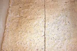 Desert prajitura cu nuca, ciocolata, crema de vanilie si jeleu de capsuni