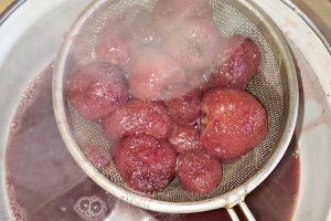 Desert prajitura cu nuca, ciocolata, crema de vanilie si jeleu de capsuni