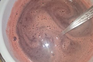 Desert prajitura cu nuca, ciocolata, crema de vanilie si jeleu de capsuni