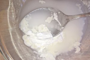 Desert prajitura cu nuca, ciocolata, crema de vanilie si jeleu de capsuni