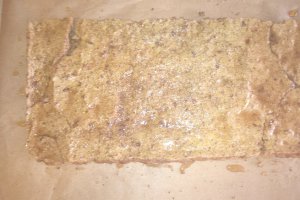 Desert prajitura cu nuca, ciocolata, crema de vanilie si jeleu de capsuni