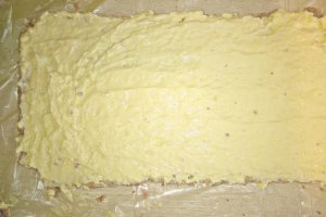 Desert prajitura cu nuca, ciocolata, crema de vanilie si jeleu de capsuni