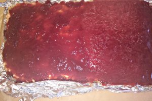 Desert prajitura cu nuca, ciocolata, crema de vanilie si jeleu de capsuni