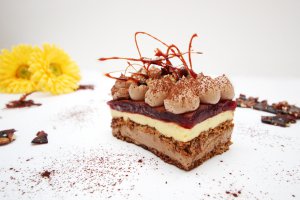 Desert prajitura cu nuca, ciocolata, crema de vanilie si jeleu de capsuni