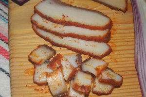 Slanina fiarta cu boia si usturoi