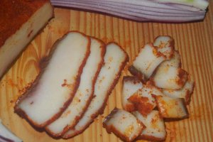 Slanina fiarta cu boia si usturoi