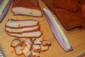 Slanina fiarta cu boia si usturoi