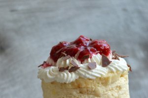 Desert cheesecake cu lamaie si jeleu de zmeura