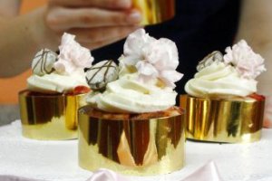 Desert cupcakes cu vanilie si capsuni pentru toate doamnele