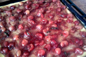Tarta cu cirese si capsuni