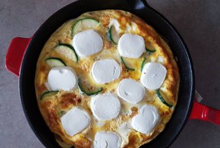 Aperitiv omleta la cuptor cu dovlecei si branza de capra
