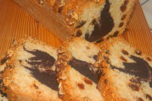 Desert chec din albusuri cu nuca si stafide - 700 -