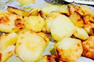 Aperitiv cartofi aurii in stil grecesc