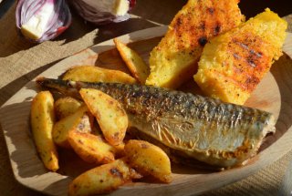 Macrou la grill, cu mamaliguta fripta si cartofi aromati