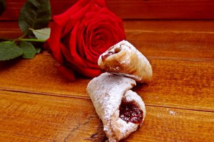 Desert cornulete fragede, cu gem de visine si caise