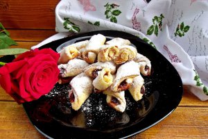 Desert cornulete fragede, cu gem de visine si caise