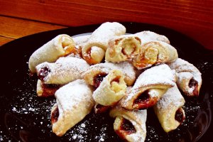 Desert cornulete fragede, cu gem de visine si caise