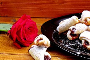 Desert cornulete fragede, cu gem de visine si caise