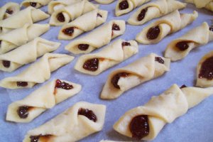 Desert cornulete fragede, cu gem de visine si caise