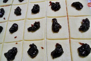 Desert cornulete fragede, cu gem de visine si caise