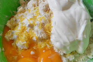 Desert cornulete fragede, cu gem de visine si caise