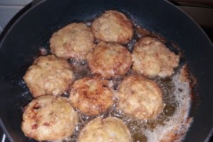 Chiftele cu salata de ceapa