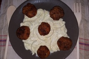 Chiftele cu salata de ceapa