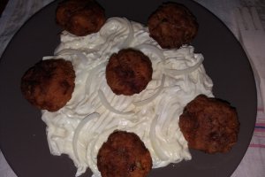 Chiftele cu salata de ceapa