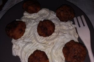 Chiftele cu salata de ceapa