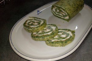Aperitiv rulada de spanac umpluta cu crema de branza